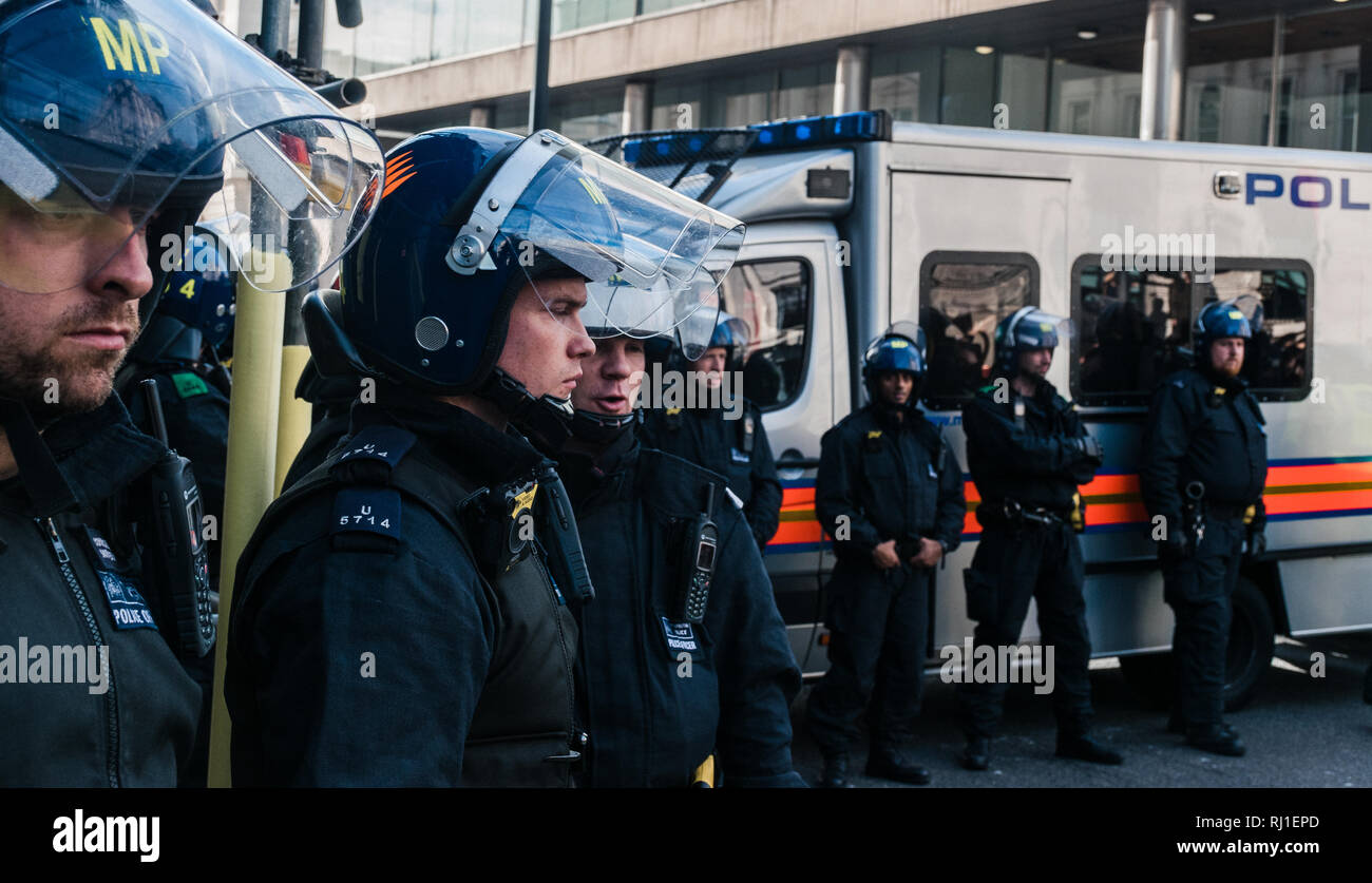 Polizei Line up um Anti-DFLA Protest in London. Stockfoto