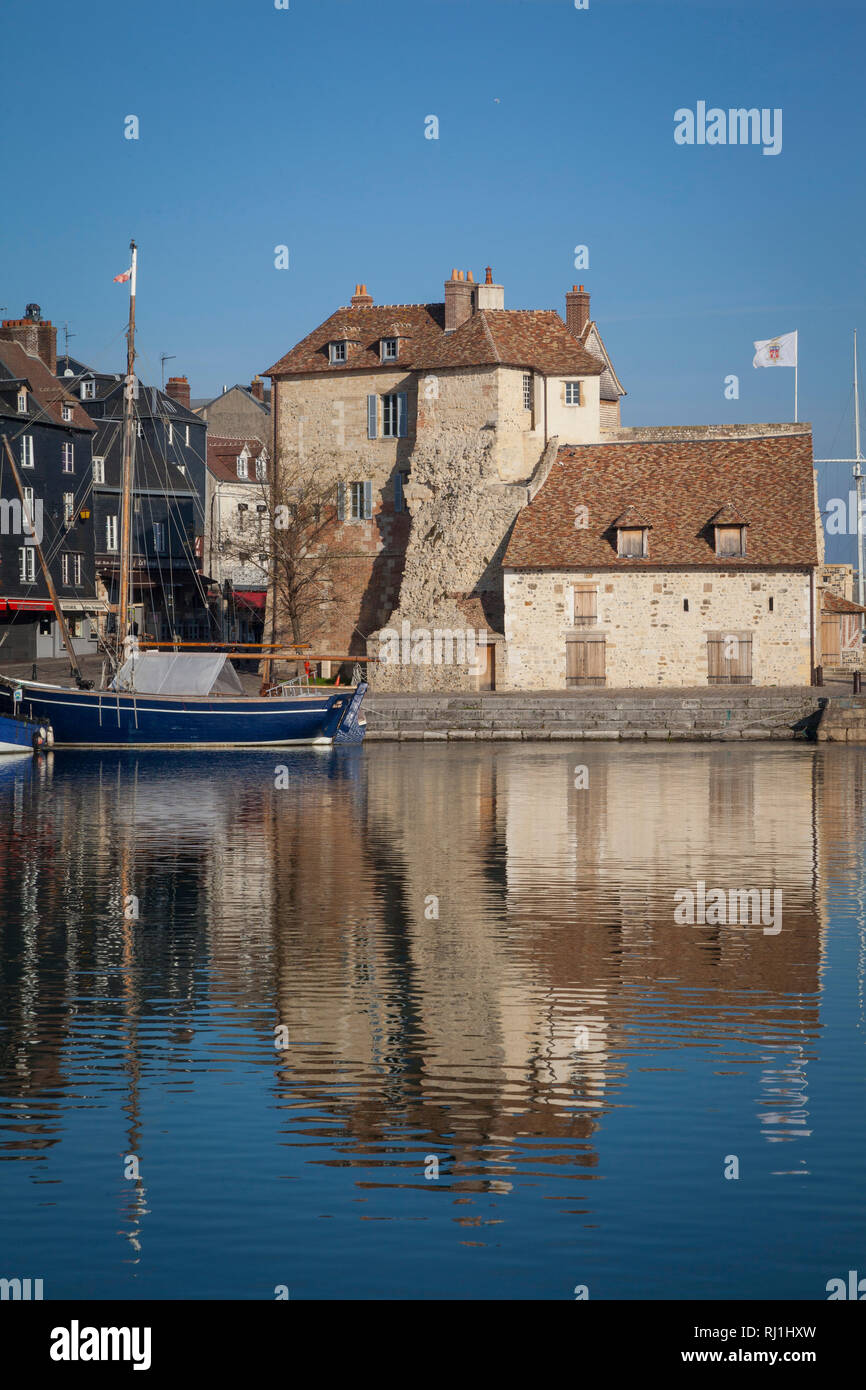 Die honfleur Flagge auf La Lieutenance, gelegen auf den Hafen oder Vieux Bassin in Honfleur, Frankreich. Stockfoto