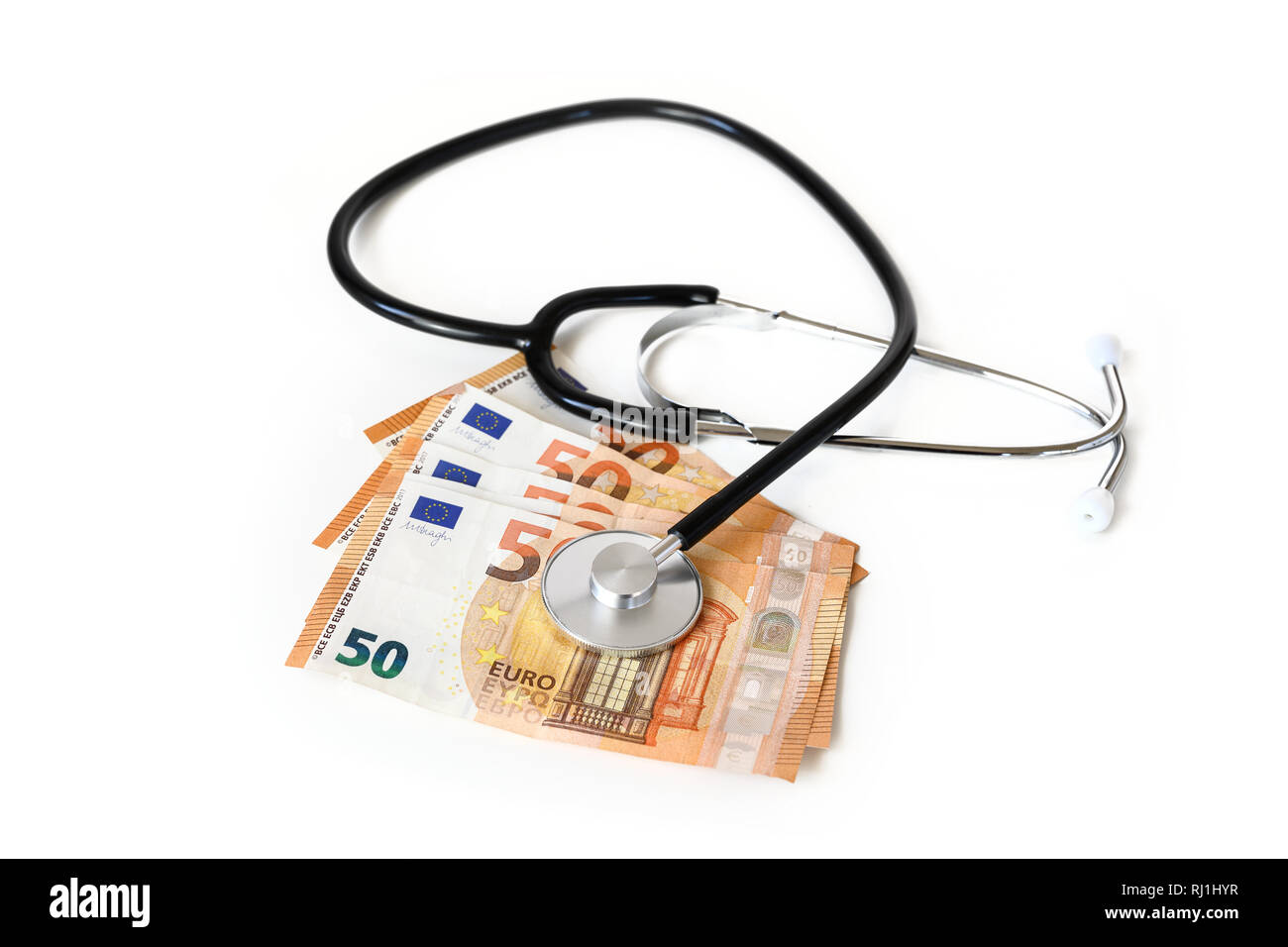 Stethoskop auf Euro Banknoten, die Kosten im Gesundheitswesen oder medizinische Korruption Konzept auf weißem Hintergrund, ausgewählte konzentrieren, schmale tiefe der f Stockfoto