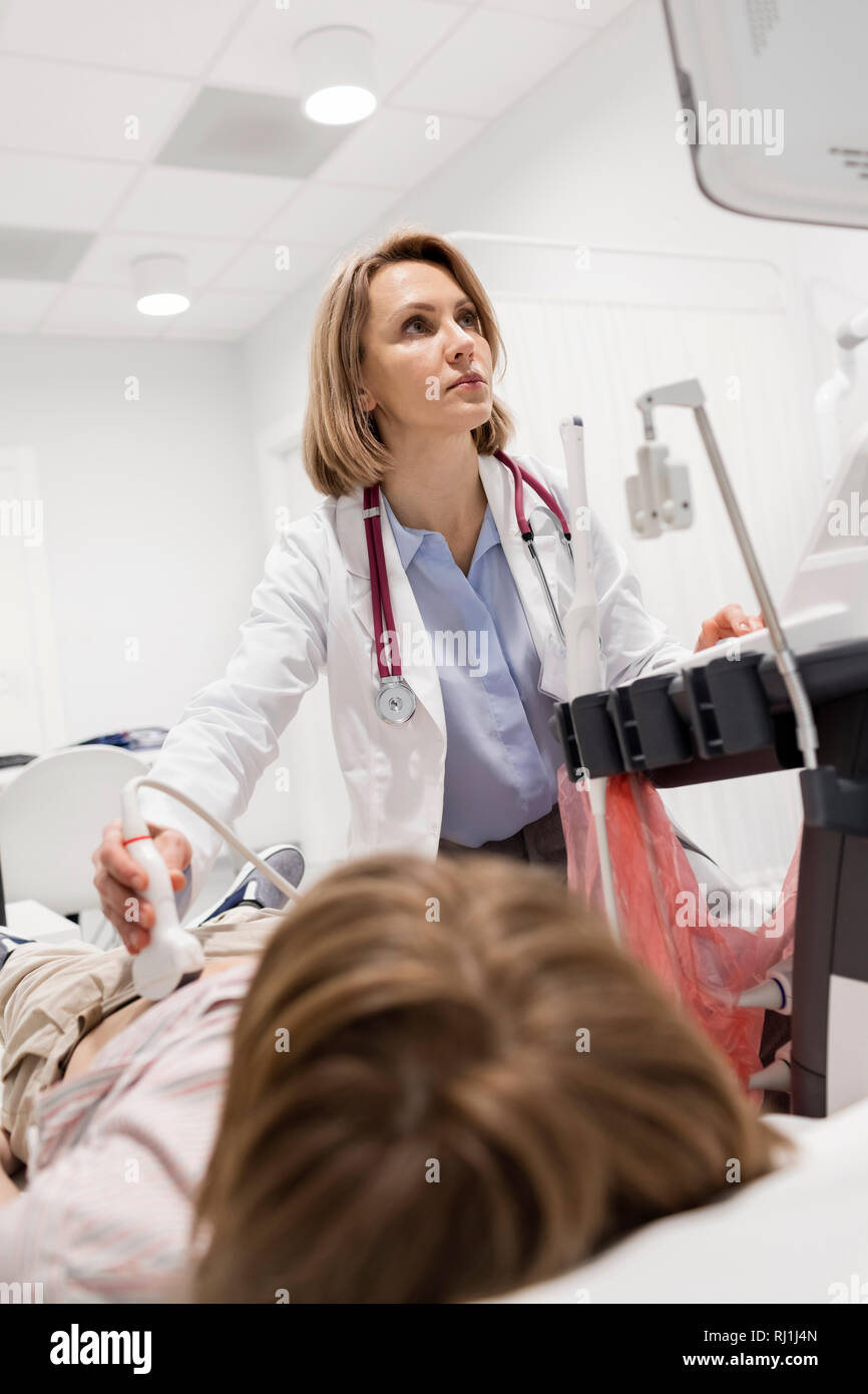 Arzt untersuchen Patienten durch Ultraschall Geräte im Krankenhaus Stockfoto