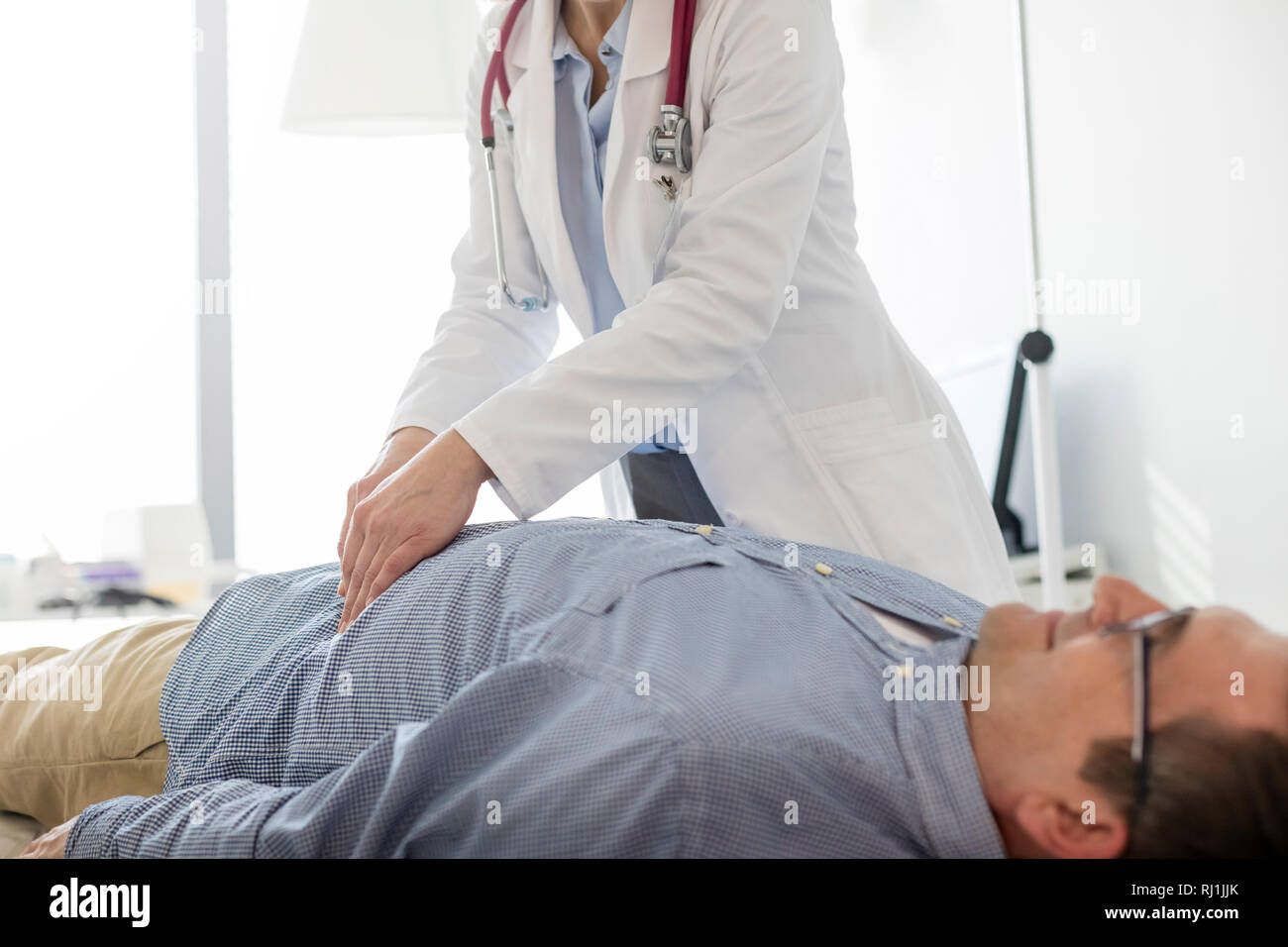 Arzt Analyse Abdomen des Patienten im Untersuchungsraum am Krankenhaus Stockfoto