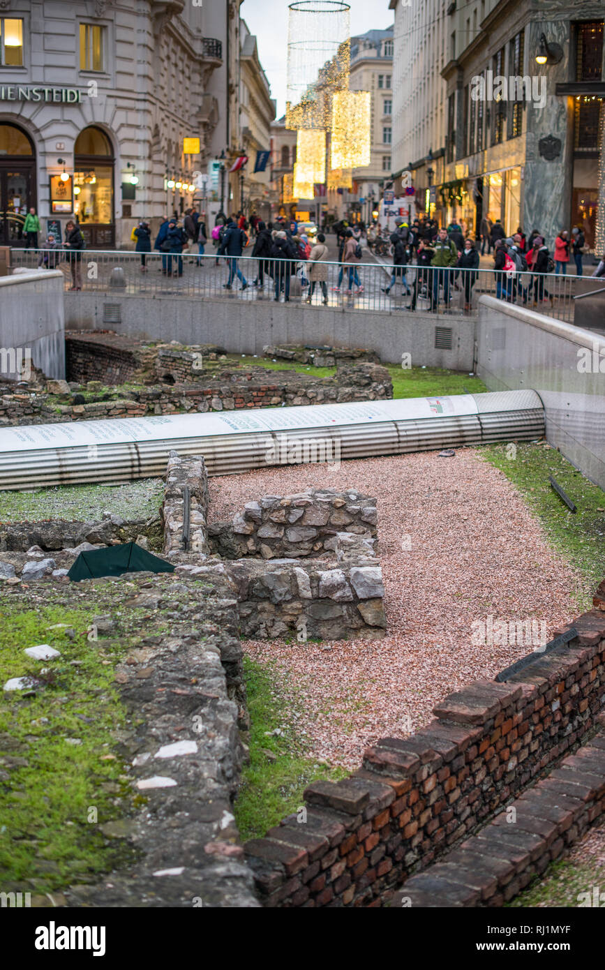 Überreste einer römischen Militärlager Vindobona am Michaelerplatz Kohlmarkt mit exklusiven Geschäften nach hinten, Wien, Österreich. Stockfoto