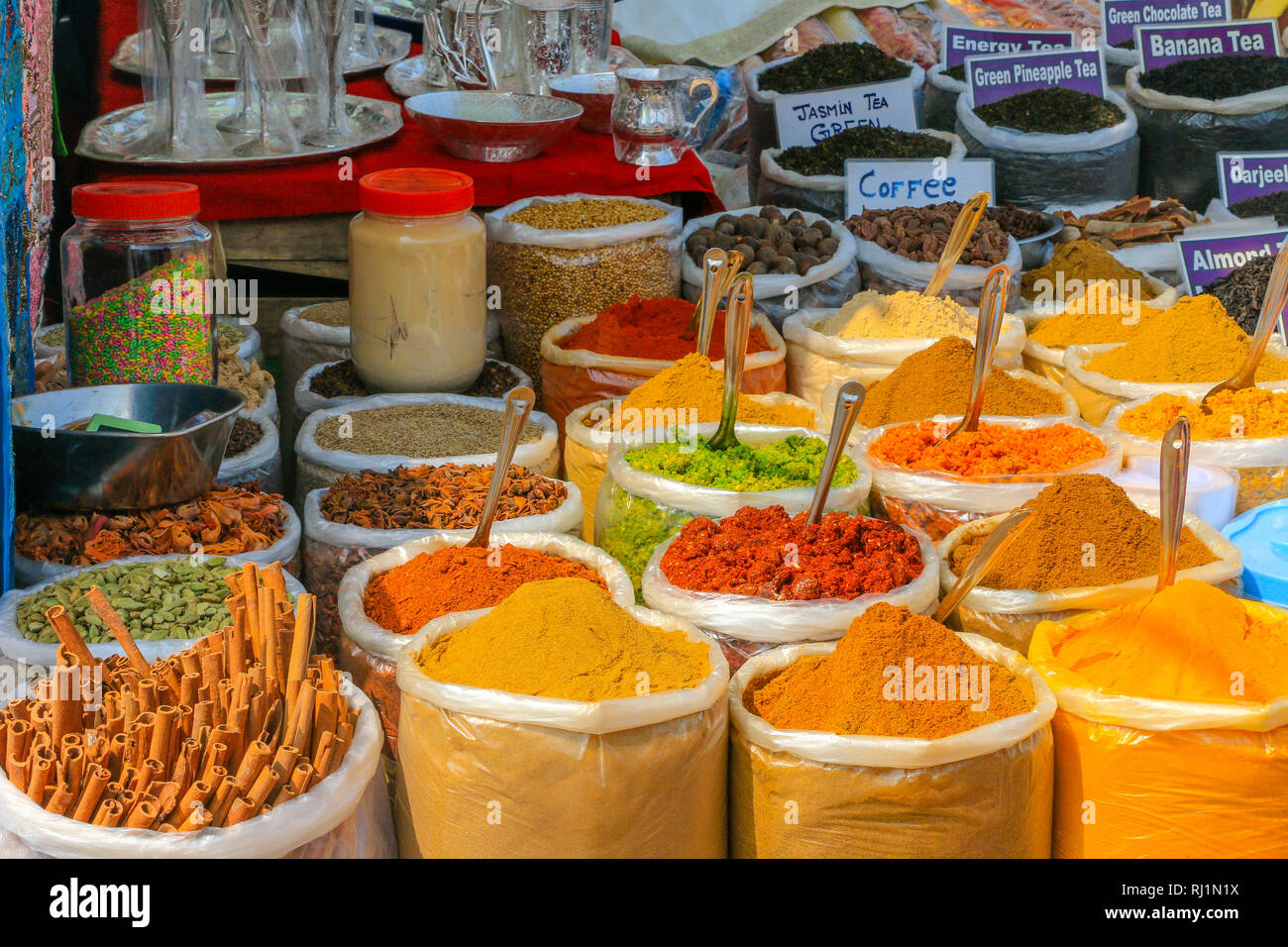 Bunte Gewürze auf Anjunas wöchentlichem Mittwoch Flohmarkt, Goa, Indien Stockfoto