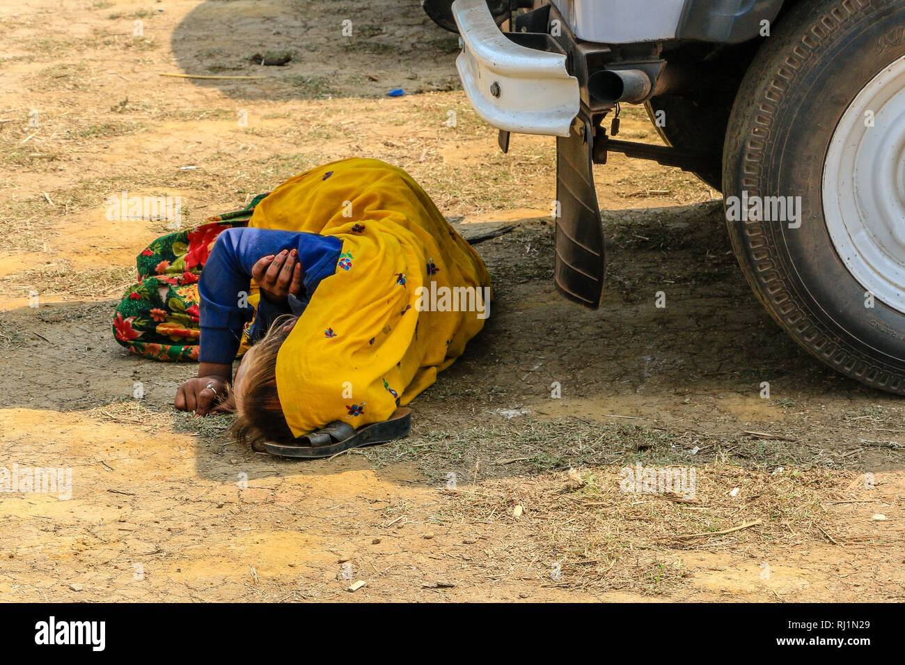Obdachlose, Hrijan, untouchable, indische Frau Risiken Gefahr durch Schlafen unter die Räder eines Fahrzeugs die Hitze der Sonne zu entkommen, Anjuna Markt, Indien Stockfoto