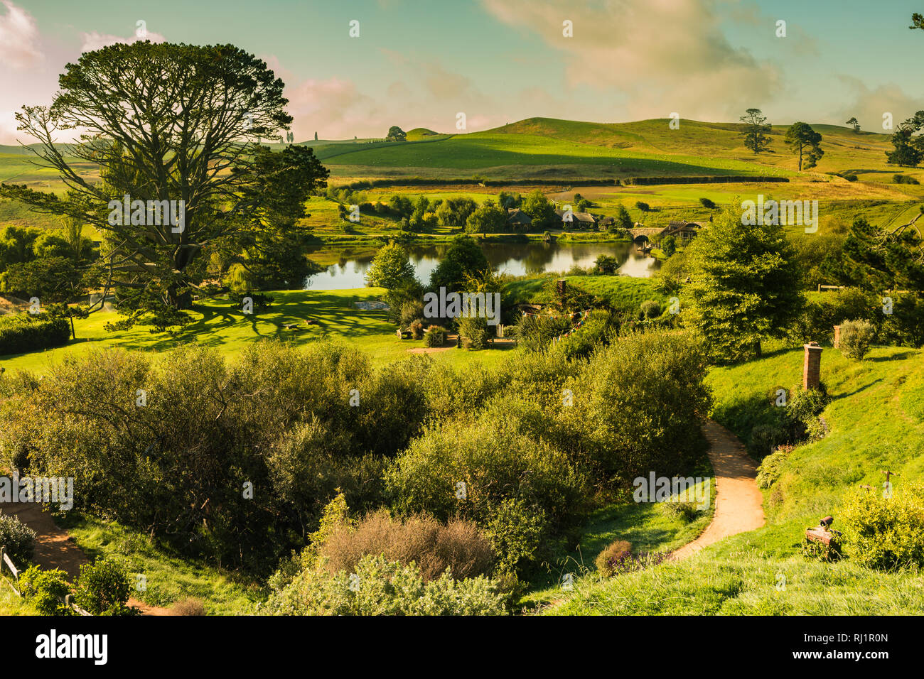 MataMata, Neuseeland - März 2017 Hobbit Haus mit schönen grünen Garten im Sommer Hobbiton Stockfoto