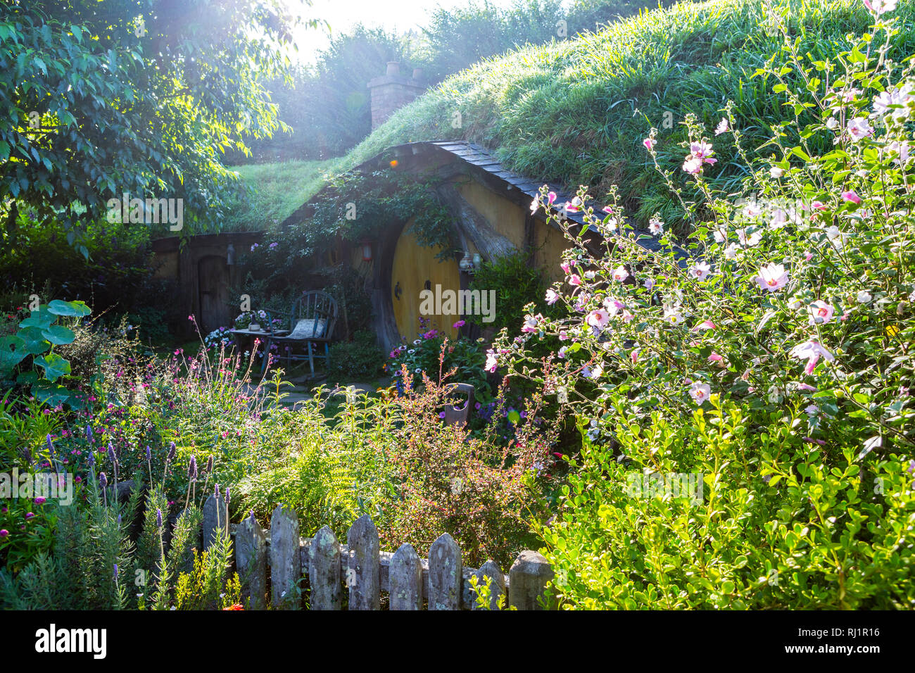 MataMata, Neuseeland - März 2017 Hobbit Haus mit schönen grünen Garten im Sommer Hobbiton Stockfoto