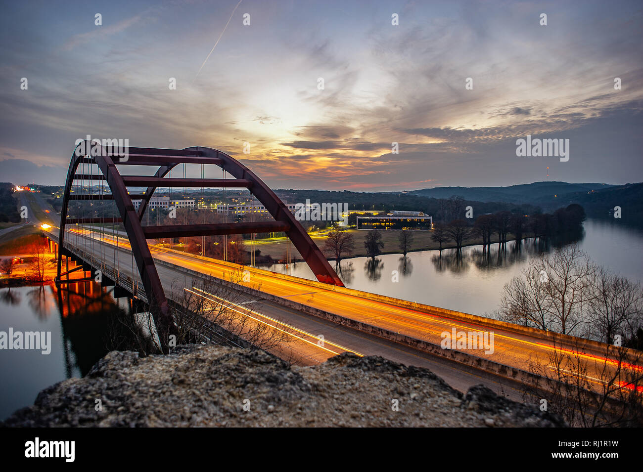 Sonnenuntergang lange Exposition der Pennybacker Brücke in Austin, Texas. Stockfoto