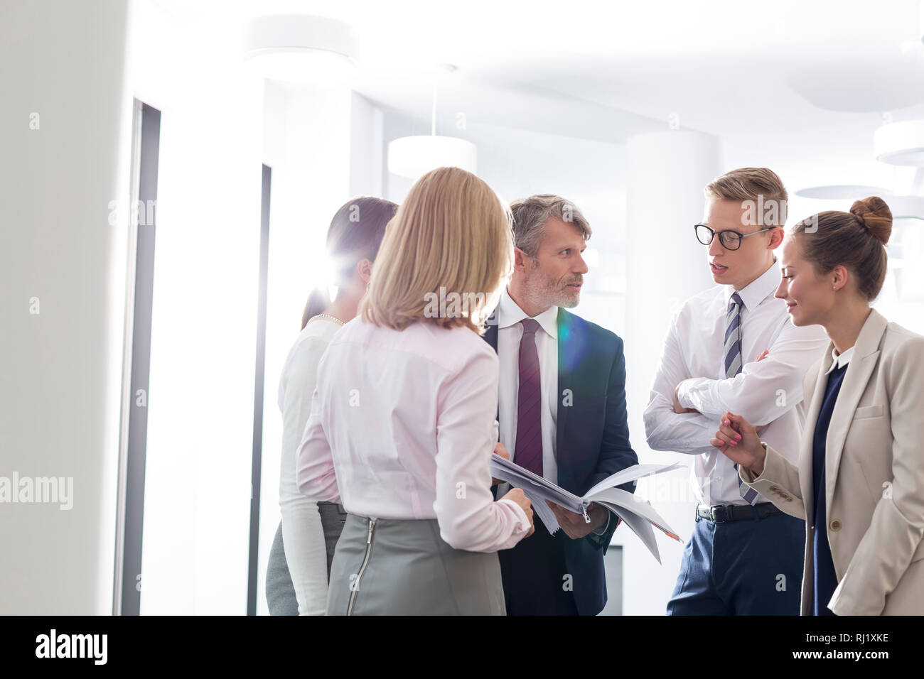 Geschäft Leute diskutieren während der Sitzung im neuen Büro Stockfoto