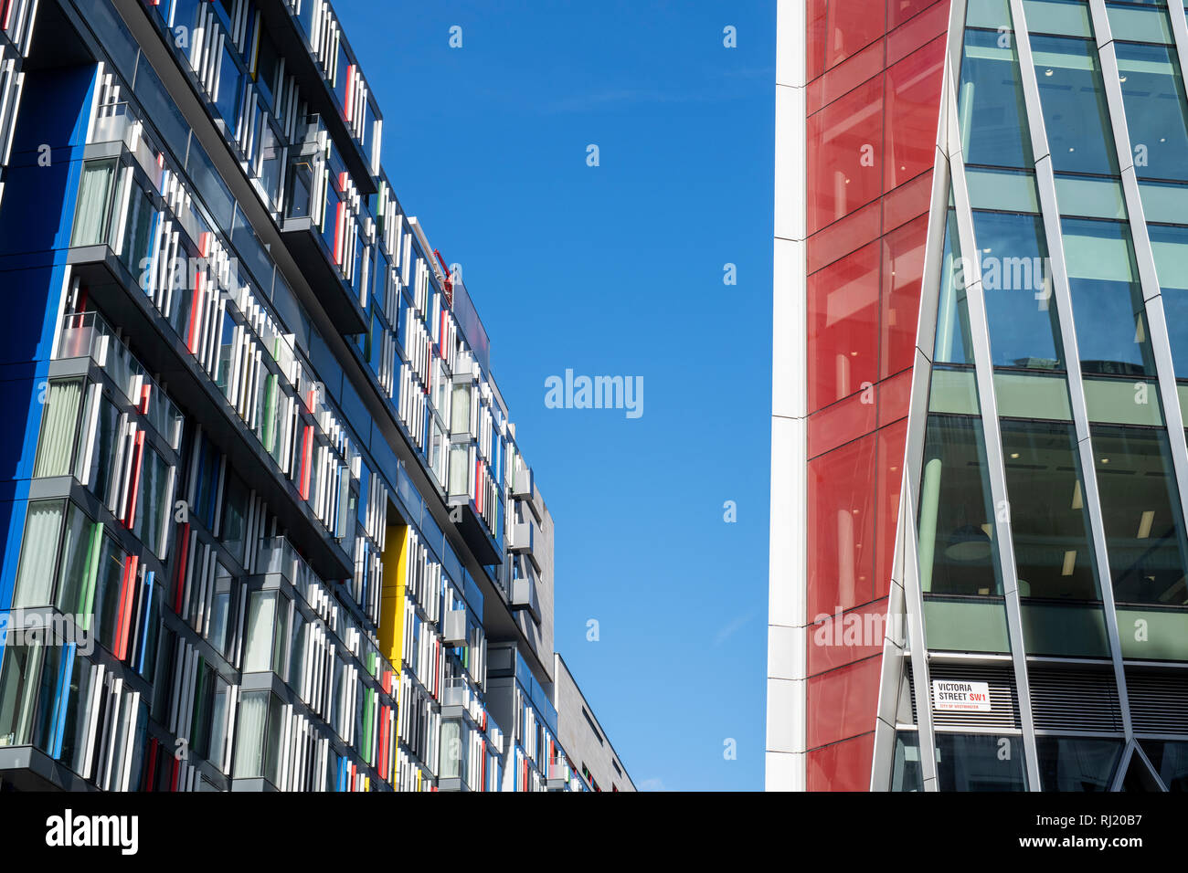 Buntes Glas Gebäude Architektur in Sir Simon Milton Square. Victoria, London, England Stockfoto