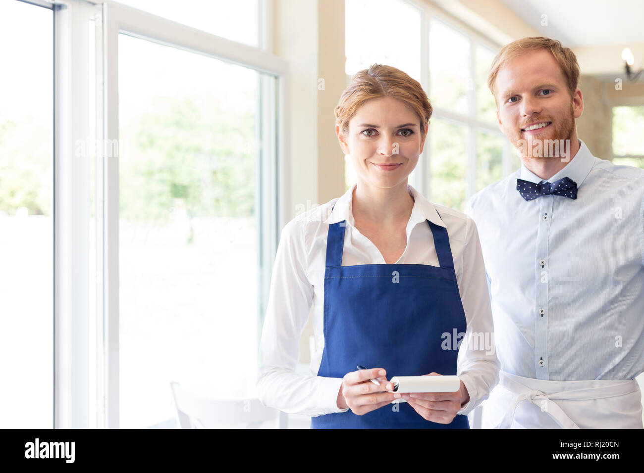 Portrait von selbstbewussten jungen Personal stehen im Restaurant Stockfoto
