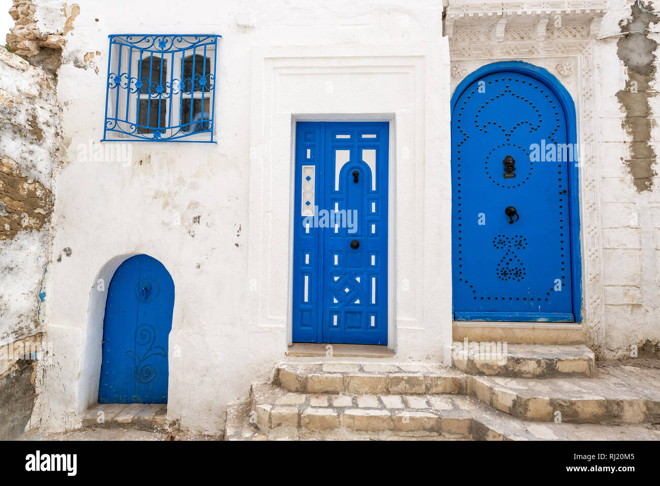 Drei einzigartige blaue Türen in der historischen Medina von Sousse, Tunesien Stockfoto
