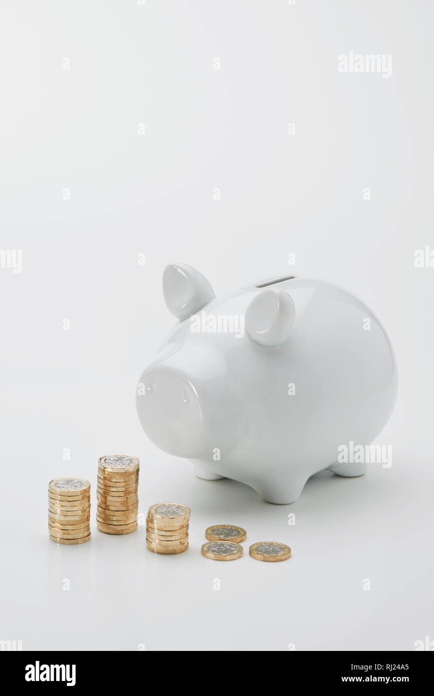 Weiß moderne Sparschwein mit Pfund Münzen Stockfoto