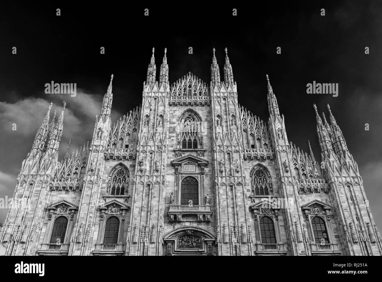 Schöne Mailänder Dom gotische Fassade und Zinnen, das Wahrzeichen der Stadt (Schwarz und Weiß) Stockfoto