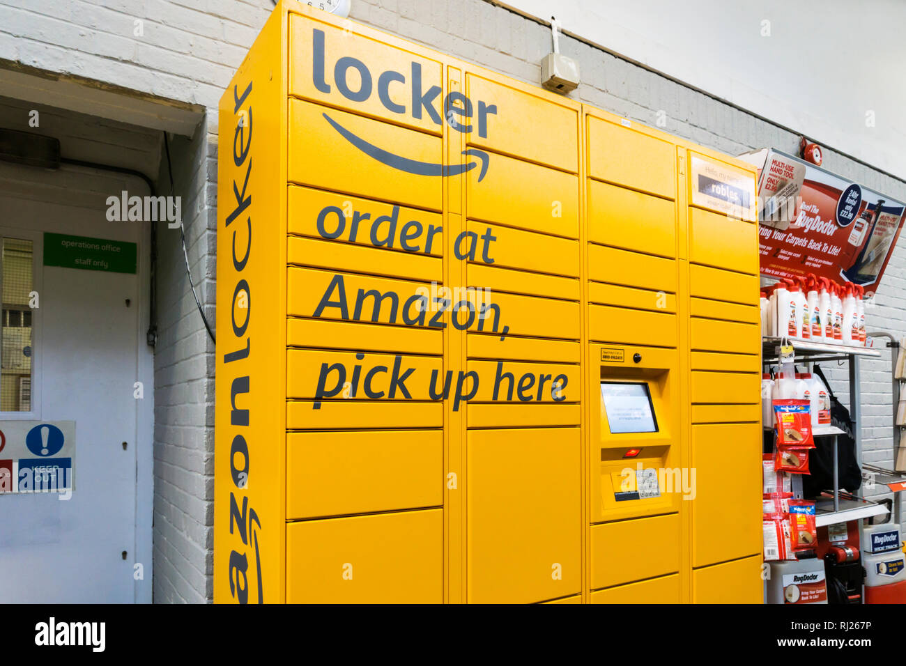 Ein Amazon Schließfach Sammelstelle für online Bestellungen in einem Homebase Baumarkt. Stockfoto