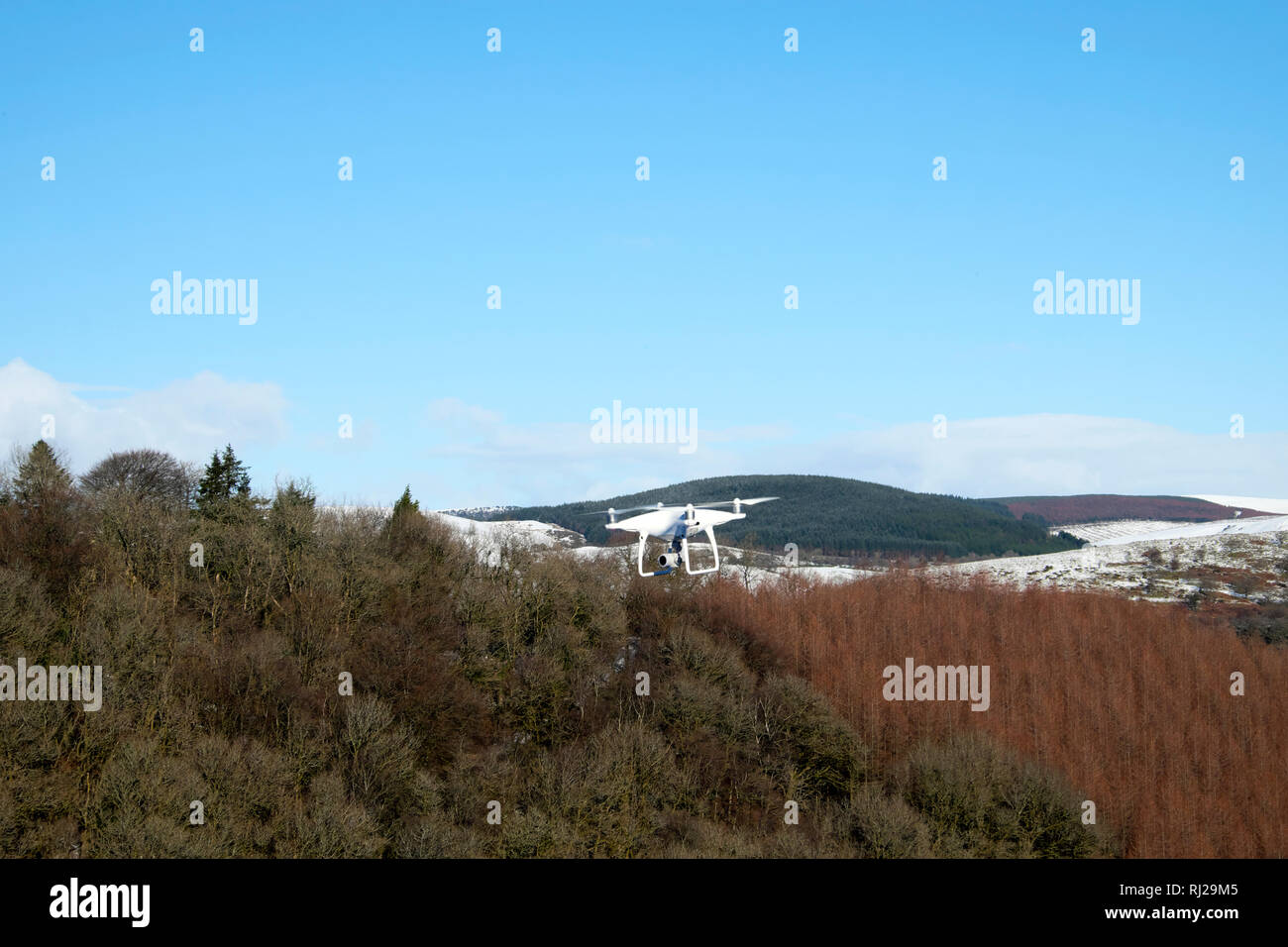 Eine Drohne sein in einem ländlichen Winter verschneite Landschaft in der Landschaft von carmarthenshire Wales UK KATHY DEWITT betrieben Stockfoto