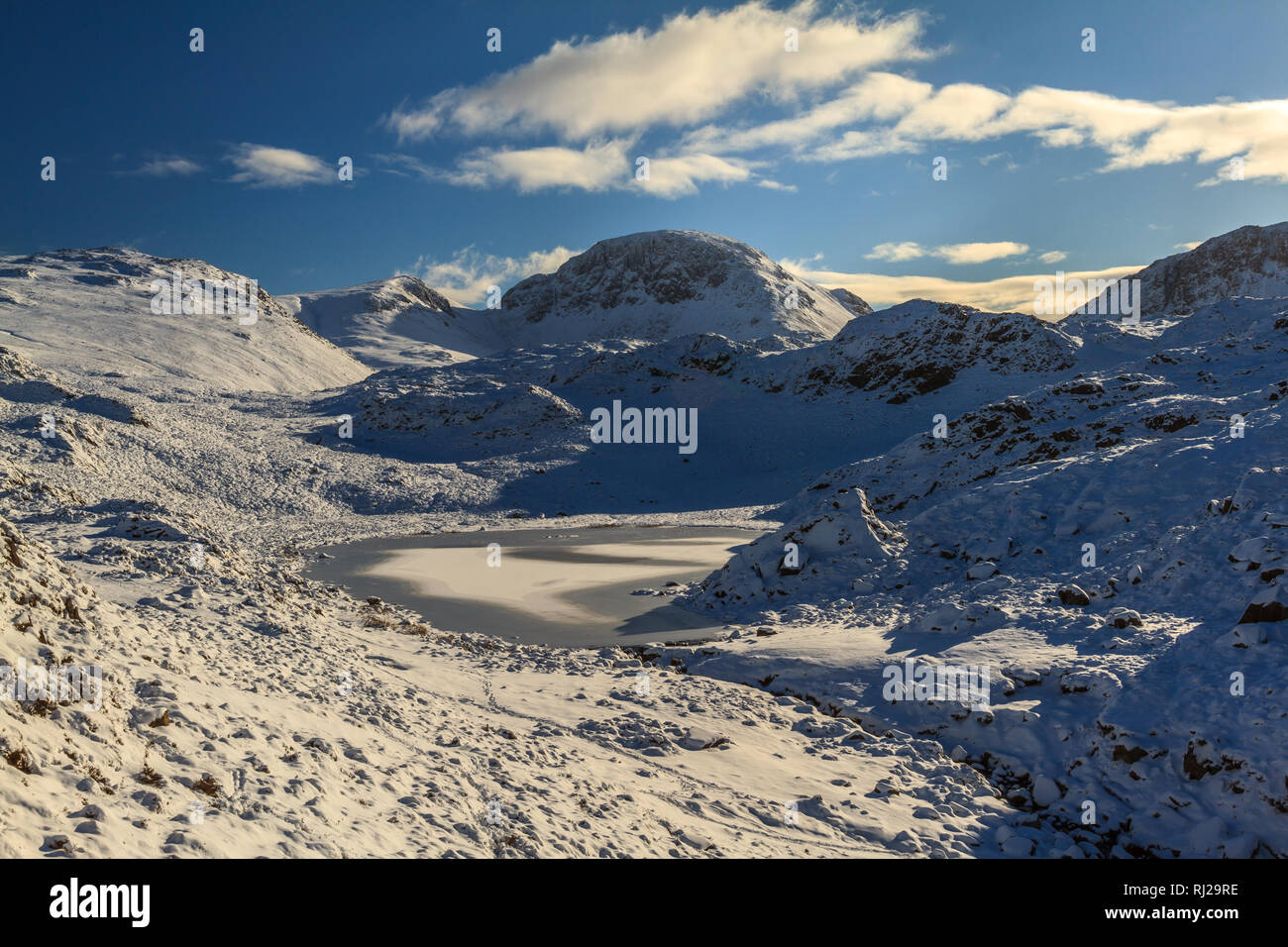 Blackbeck Tarn gefroren, Cumbria, England Stockfoto