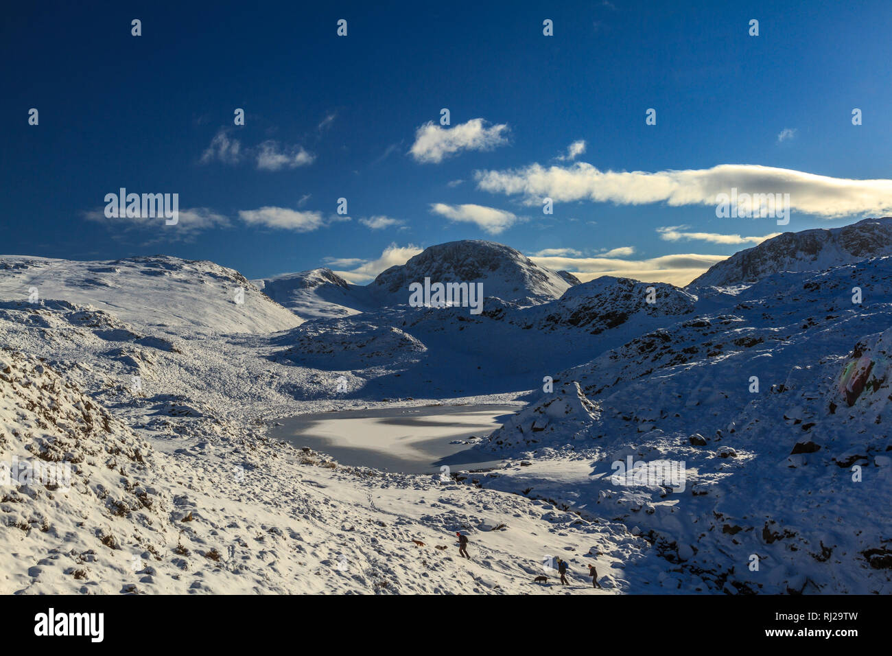 Blackbeck Tarn gefroren, Cumbria, England Stockfoto