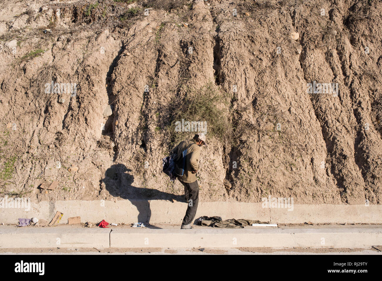 Tijuana, Mexiko: honduranische Zuflucht Spaziergang entlang der Grenze zu den USA. Stockfoto