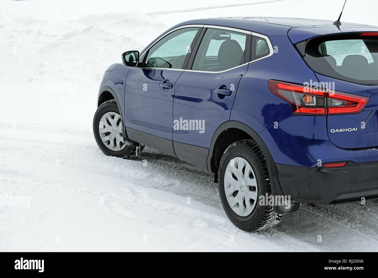Aura Finnland Februar 2 2019 Neue Nissan Qashqai 2019 Modell Farbe Blau Auf Schnee Stockfotografie Alamy
