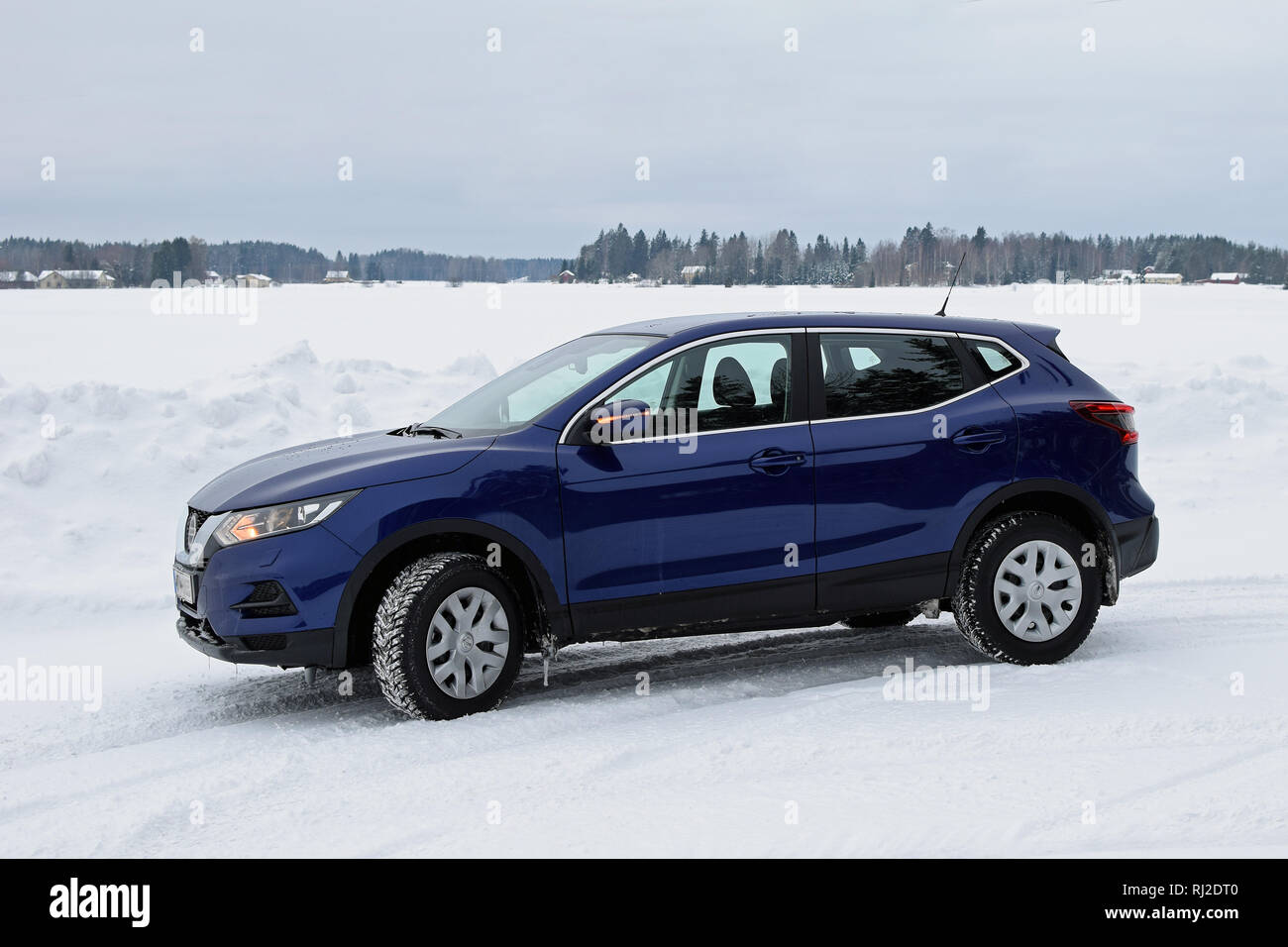 Aura, Finnland - Februar 2, 2019: Neue Nissan Qashqai 2019 Modell (Farbe blau) in verschneite Winterlandschaft. Stockfoto