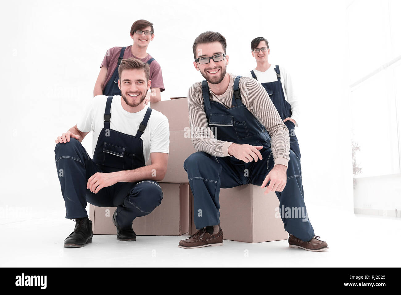 Männer mit gestapelte Kisten isoliert auf Weiss. Stockfoto