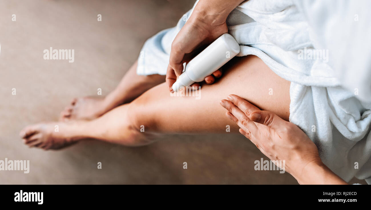 Körperpflege. Eine junge Frau im Badezimmer gilt natürlichen Creme auf die Beine. Anti-cellulite-pflege Banner Stockfoto