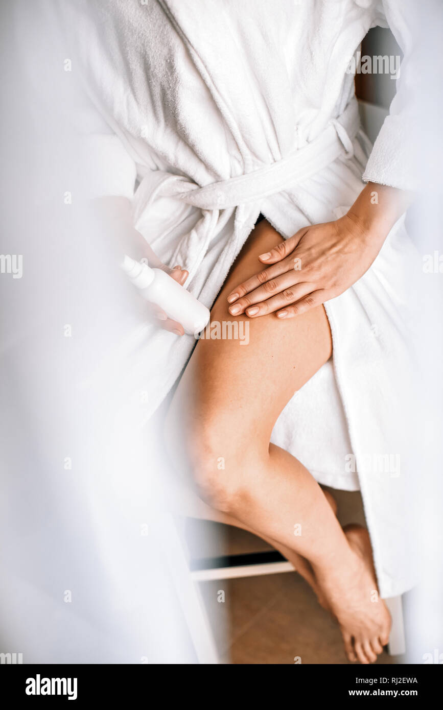 Körperpflege. Eine junge Frau im Badezimmer gilt natürlichen Creme auf die Beine. Gegen Krampfadern und beinödemen Stockfoto