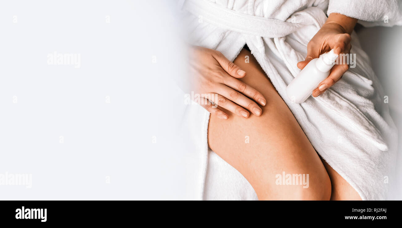 Körperpflege. Eine junge Frau im Badezimmer gilt natürlichen Creme auf die Beine. Gegen Krampfadern und beinödemen Stockfoto