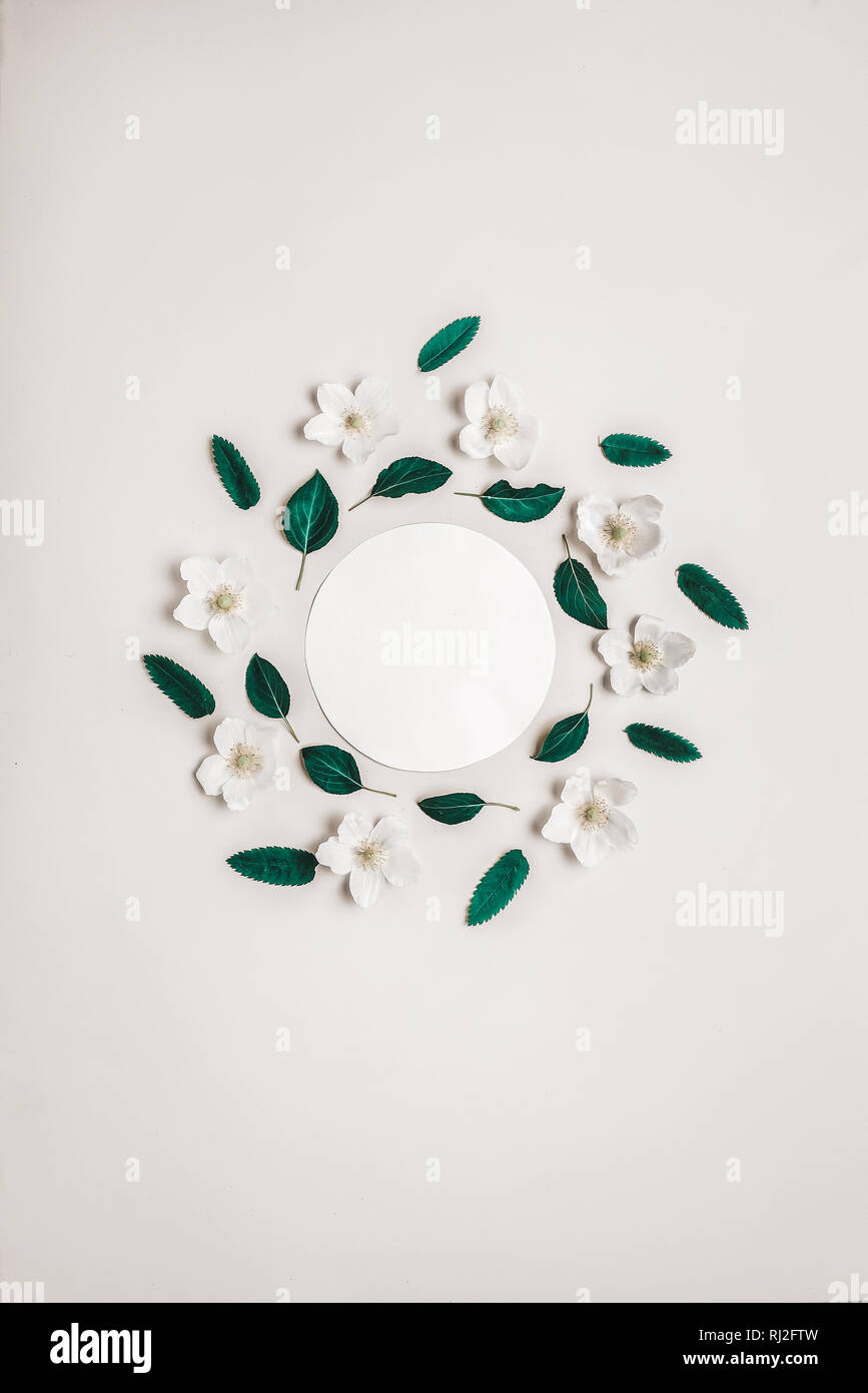 Kreative Gestaltung von weißen Blumen und Pflanzen mit Kopie Platz zum Schreiben. Stockfoto