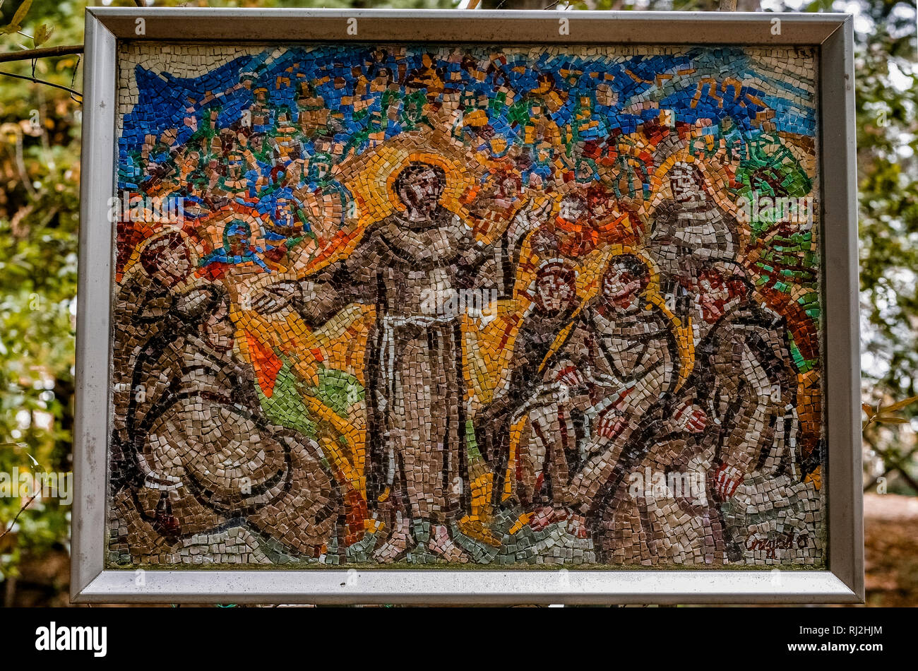 Italien Emilia Romagna Dovadola Einsiedelei von Monte Paolo - erste Einsiedelei, wo er Sant'Antonio in Italien ging - Mosaik der Mosaicisti Genossenschaft von Ravenna nach einem Gemälde von Lorenzo Ceregato: San Francesco hat seinen ersten 3000 Brüder nach Assisi gerufen. Unbekanntes zu allen gibt es auch Bruder Antonio, der sich um den Gründer des hört gespannt. Antonio ist 26 Jahre alt. Stockfoto