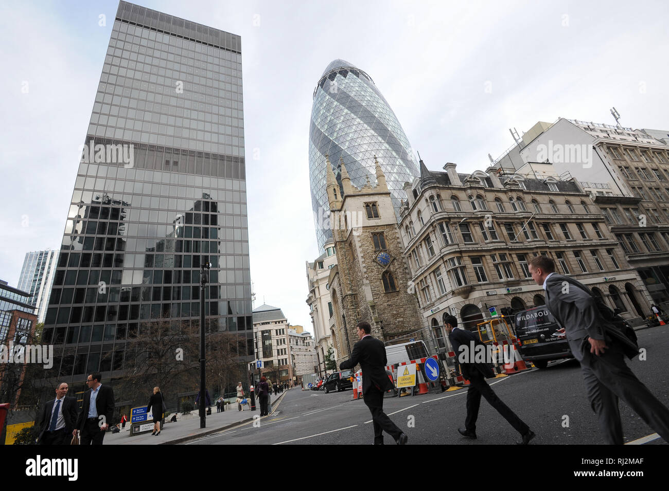 118 meter St Helens Büro hochhaus, St Andrew Undershaft Kirche und 180 Meter Büro hochhaus 30 St Mary Axe (auch als Swiss Re Tower oder die G Stockfoto