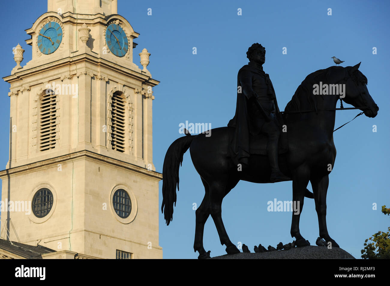 Reiterstandbild von König George IV und barocke St. Martin in den Bereichen Kirche, erbaut 1721 bis 1726 von James Gibb auf dem Trafalgar Square in London entworfen Stockfoto