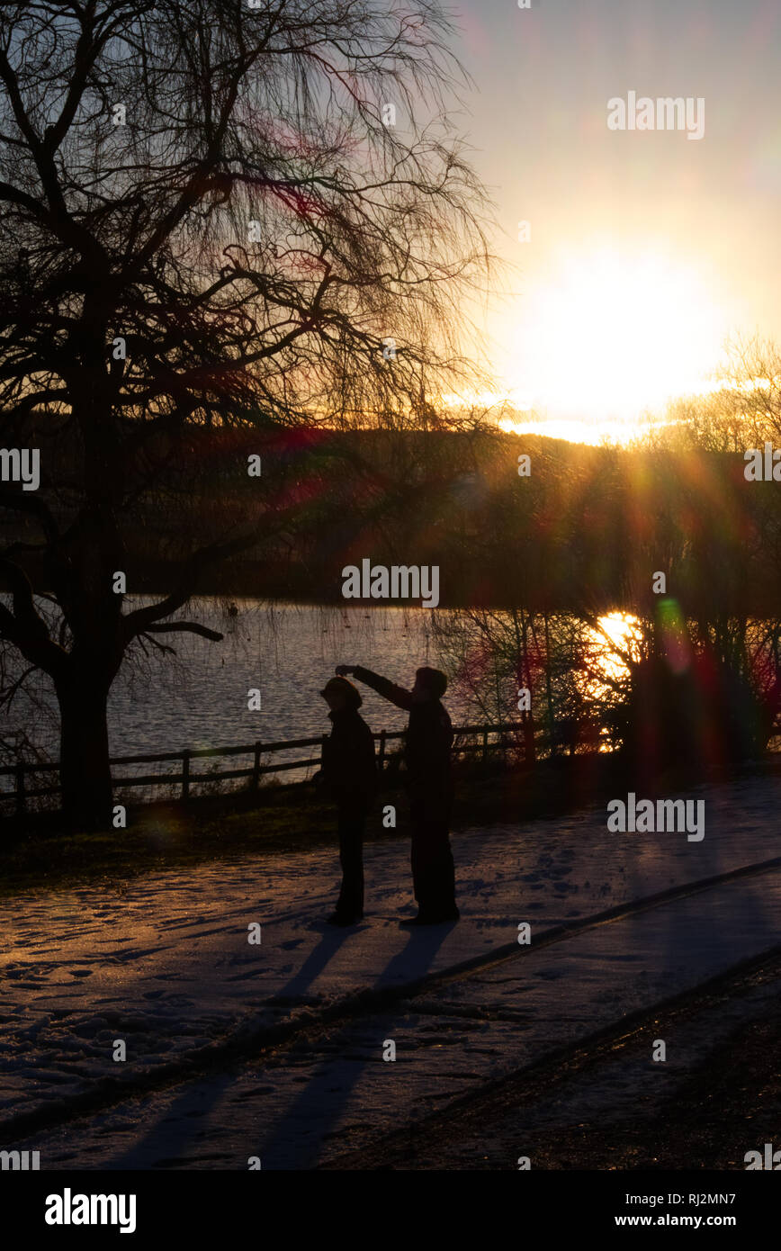 2 Personen bei Sonnenuntergang Stockfoto