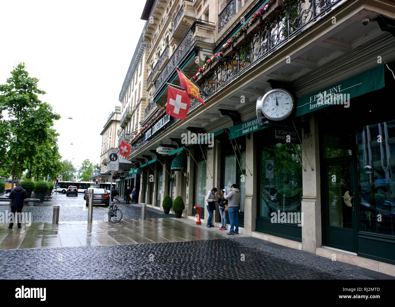 Hotel longemalle und Flammpunkt Journe Invenit et Fecit hoher Schweizer Uhrmacher in der Altstadt von Genf in der Schweiz Ende an regnerischen Tag Stockfoto