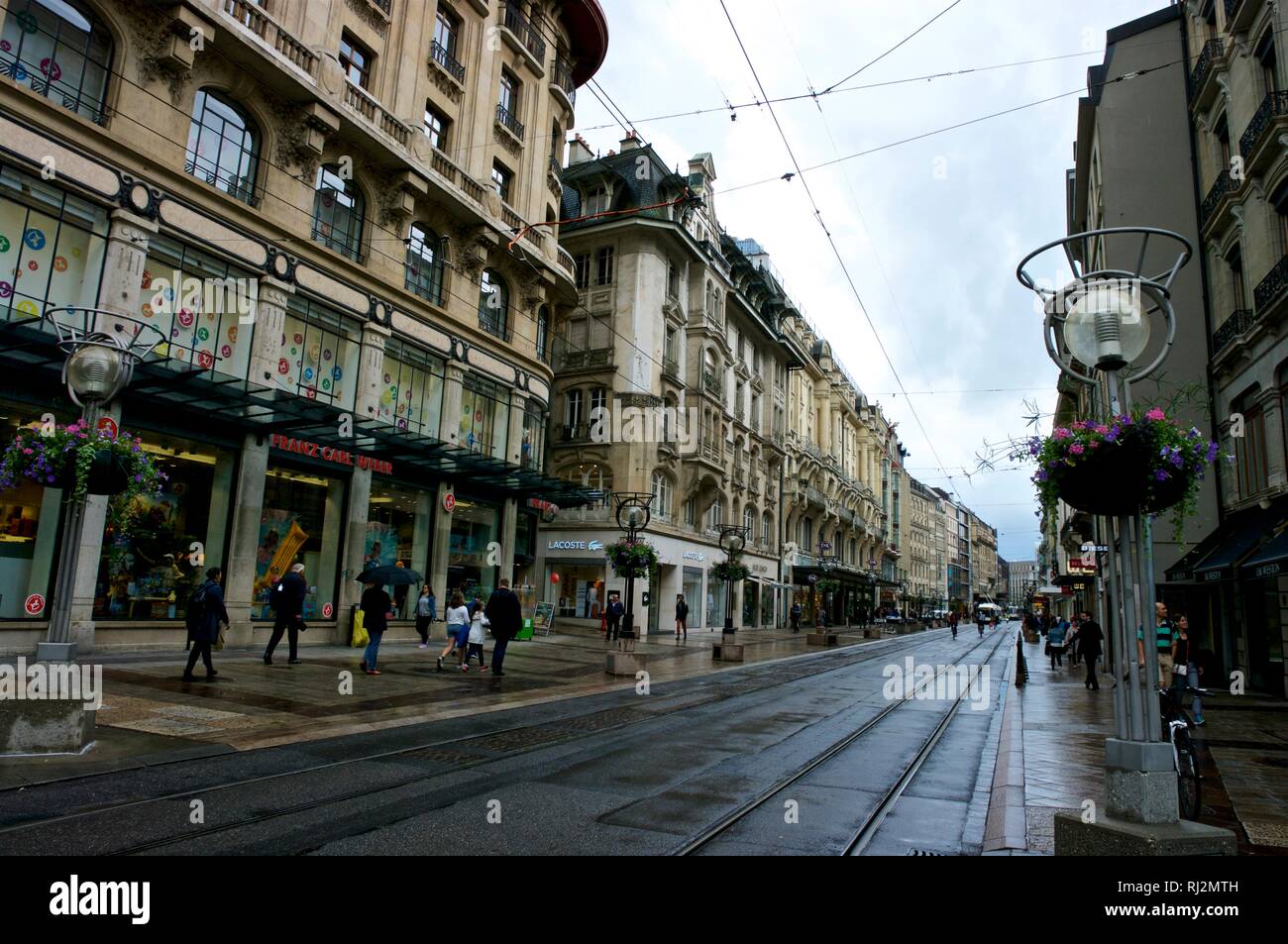 Mehrfamilienhäuser und gewerbliche Gebäude in der Altstadt von Genf in der Schweiz an regnerischen Tag Stockfoto