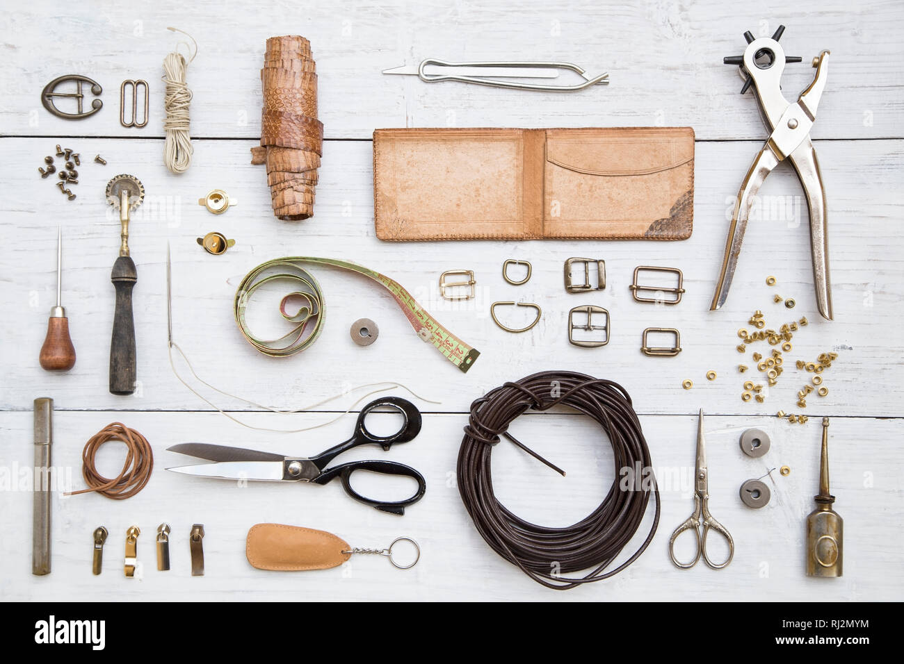 Leder Handwerk Werkzeuge und Utensilien auf einem weißen Holz- Hintergrund Stockfotografie