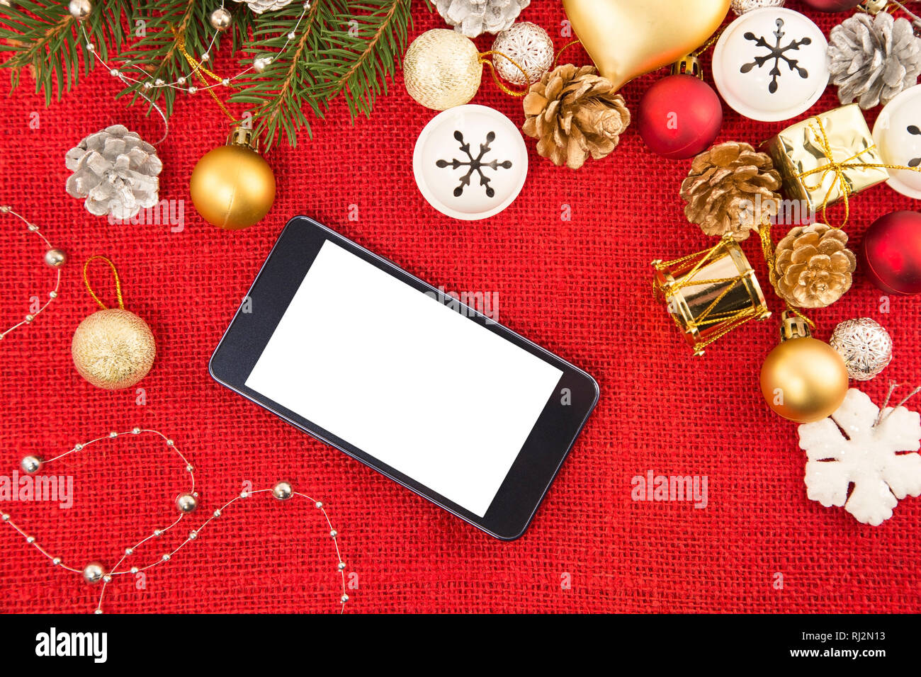 Handy Und Das Weihnachten Dekoration Auf Einem Roten Sackleinen Hintergrund Stockfotografie Alamy