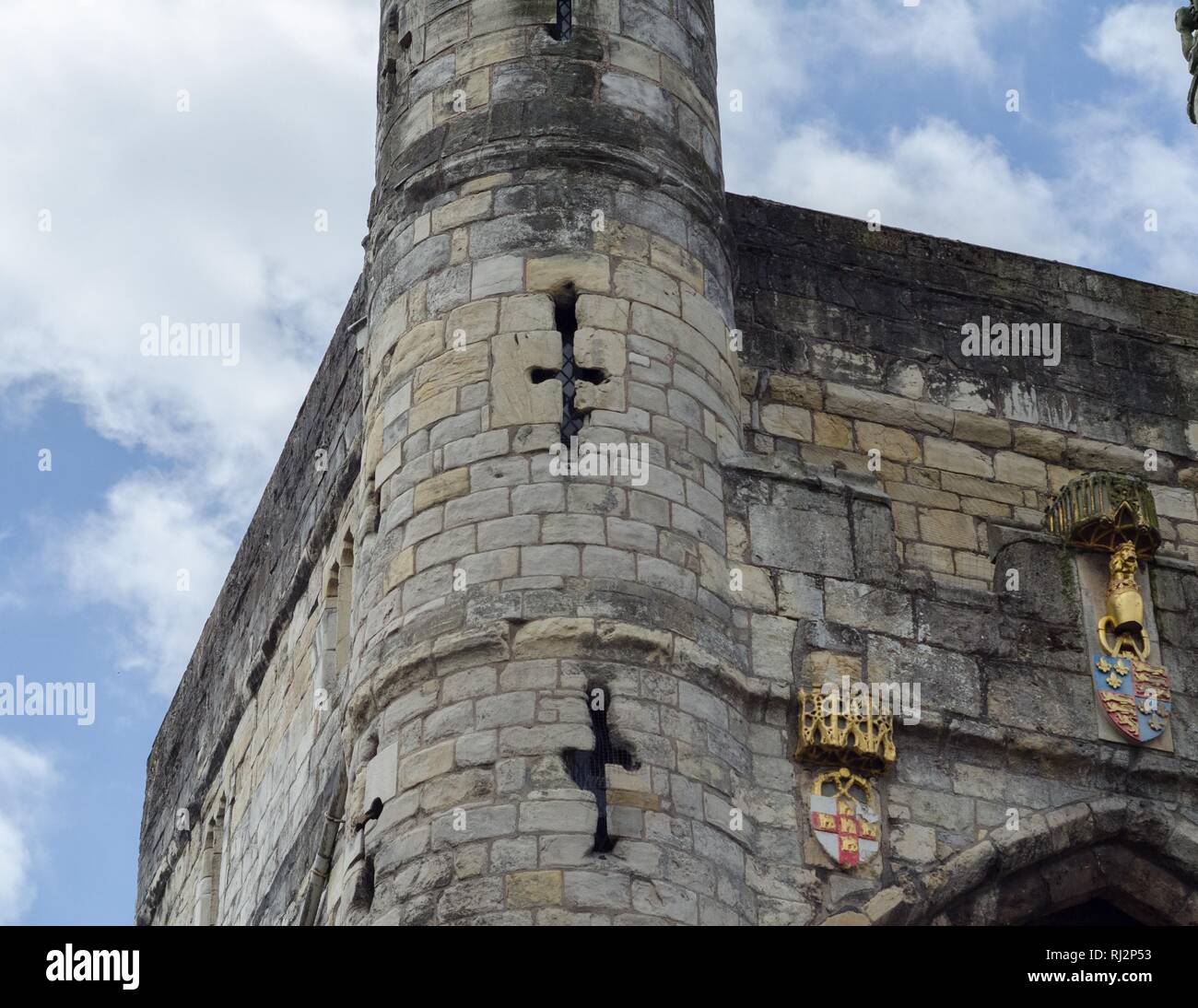 Ein torhaus, das in der ummauerten Befestigungen in York, England. Arrowslits sind sichtbar, die Verteidigung gegen Eindringlinge. Stockfoto