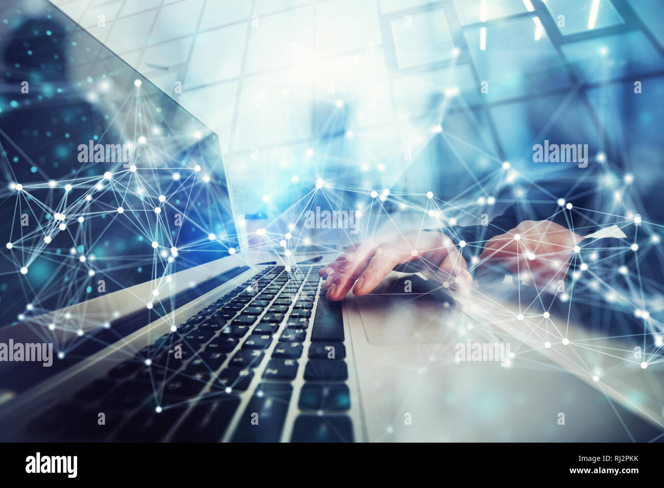 Business Mann arbeitet im Büro mit Laptops im Vordergrund. Konzept der Teamarbeit und Partnerschaft. Double Exposure mit Netzwerkeffekten Stockfoto