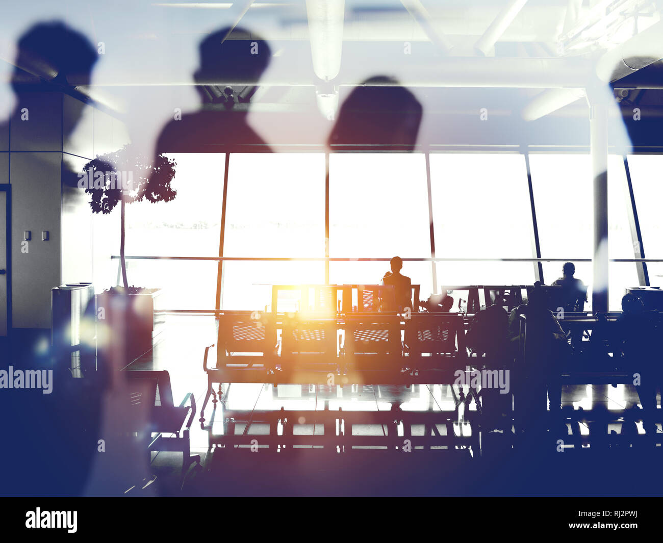 Doppelte Belichtung mit Silhouetten der Passagiere auf dem Flughafen warten, die für die Aufbringung Stockfoto