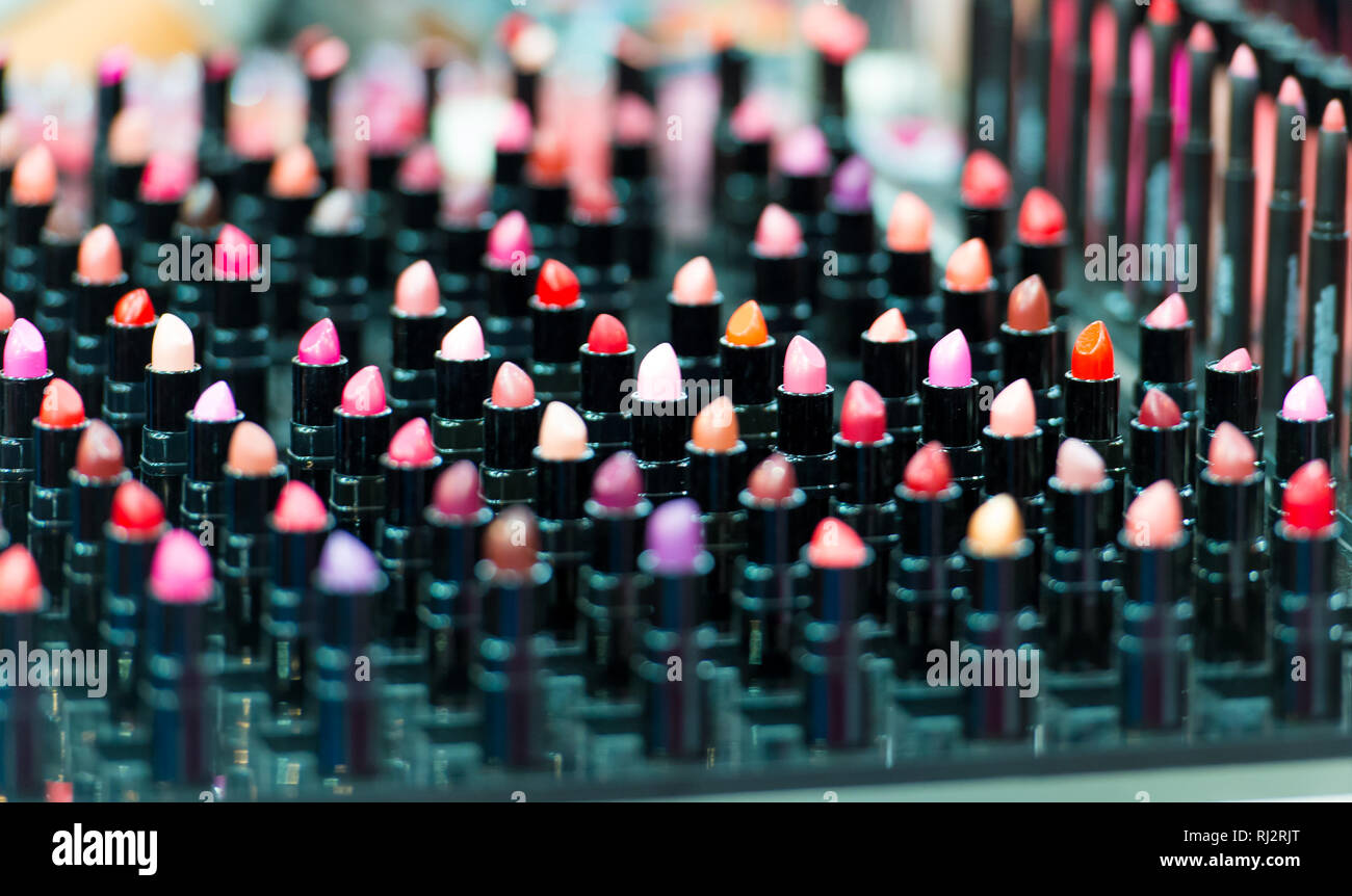 Schöne große multicolor professionelle Make-up-Set von vielen verschiedenen bunten Lippenstifte in schwarzem Kunststoff Rohre im Show Case, horizontale Bild Stockfoto