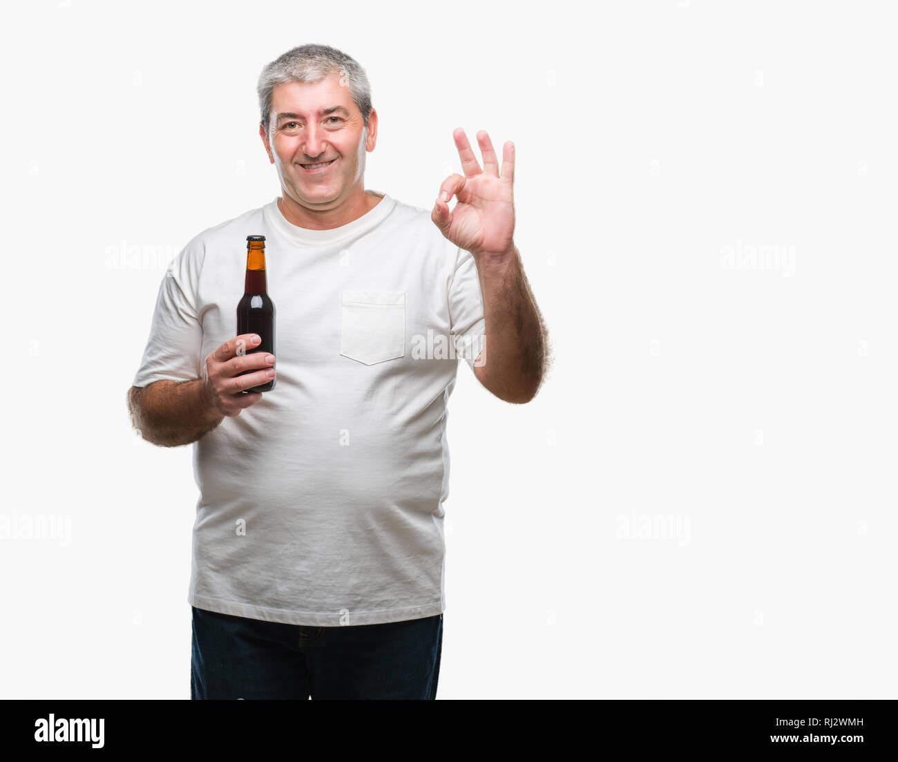 Schöne ältere Menschen trinken Bier Flasche über isolierte Hintergrund tun ok Zeichen mit den Fingern, ausgezeichnete Symbol Stockfoto