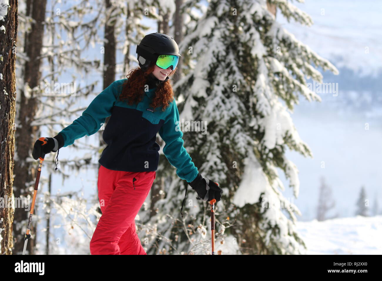 Roter Kopf weiblich Skifahren in den kanadischen Rockies Stockfoto