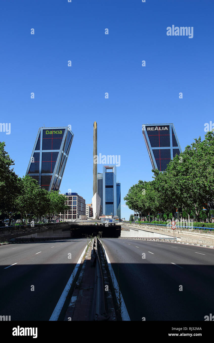 Er Tor Europas Turme Spanisch Puerta De Europa Auch Bekannt Als Kio Towers Torres Kio Zwei Burogebaude In Stockfotografie Alamy