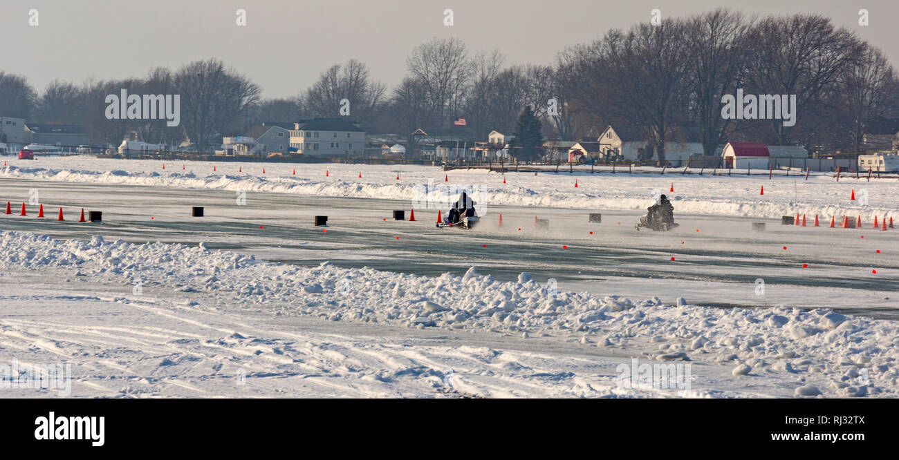 Fair Haven, Michigan - Snowmobile drag racing auf Anchor Bay von frozen Lake St. Clair. Stockfoto