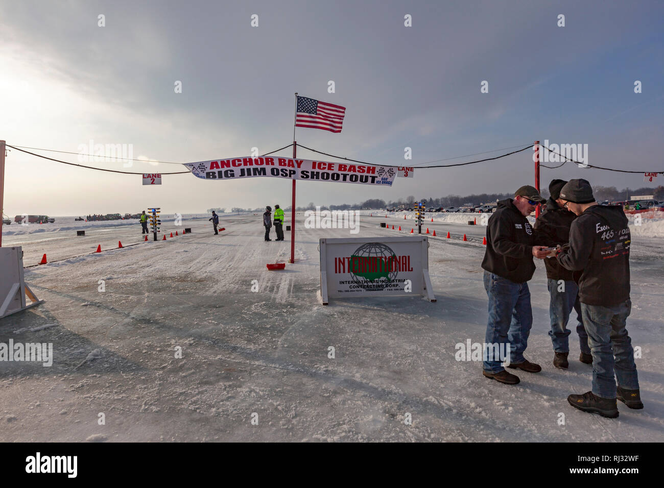 Fair Haven, Michigan - Race Officials verleihen vor einem snowmobile Drag Race auf Anchor Bay von frozen Lake St. Clair. Stockfoto
