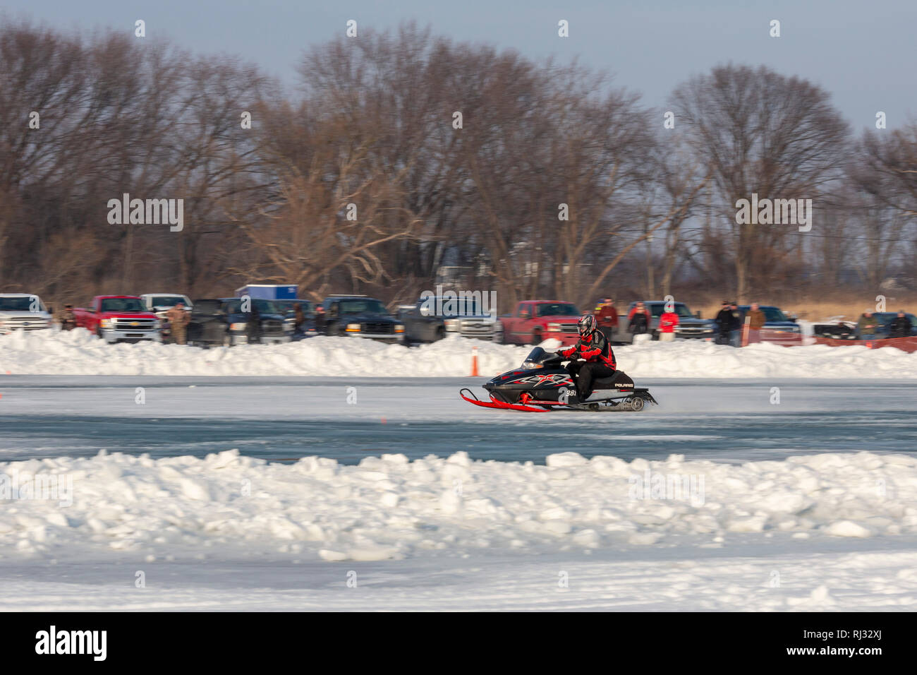 Fair Haven, Michigan - Snowmobile drag racing auf Anchor Bay von frozen Lake St. Clair. Stockfoto