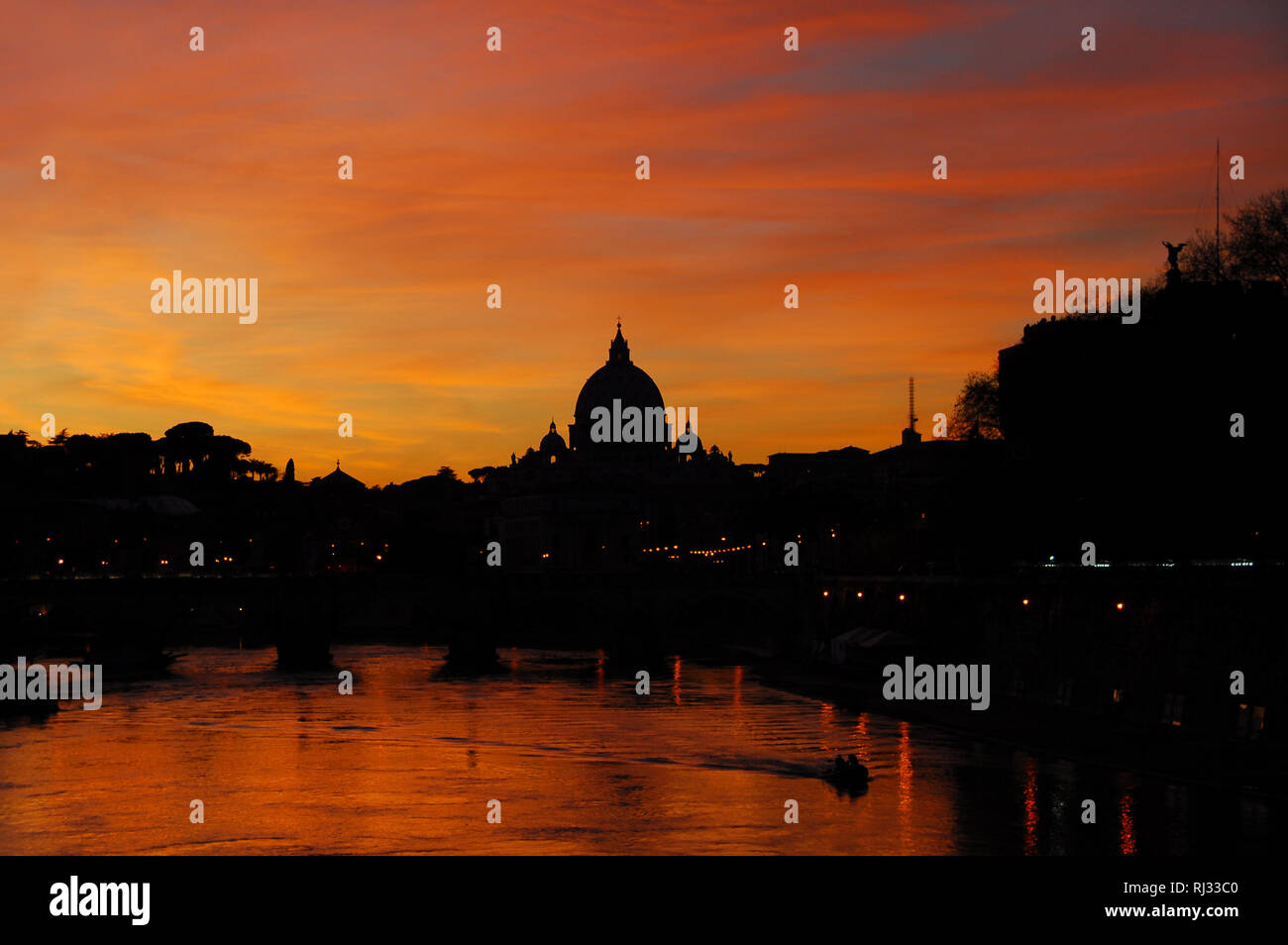 Schönen Sonnenuntergang am Ufer des Flusses Tiber in Rom mit St. Peter Kuppel Stockfoto