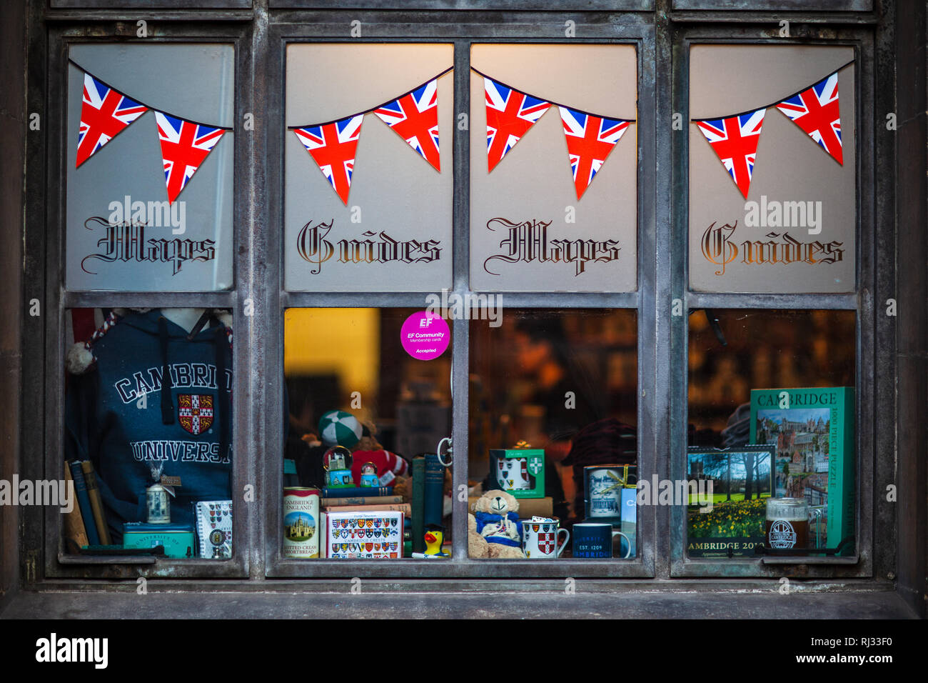 Cambridge Tourismus - Geschenke und Souvenirs zum Verkauf in das Fenster der Geschenkeladen im Cambridge Tourist Information Center Stockfoto