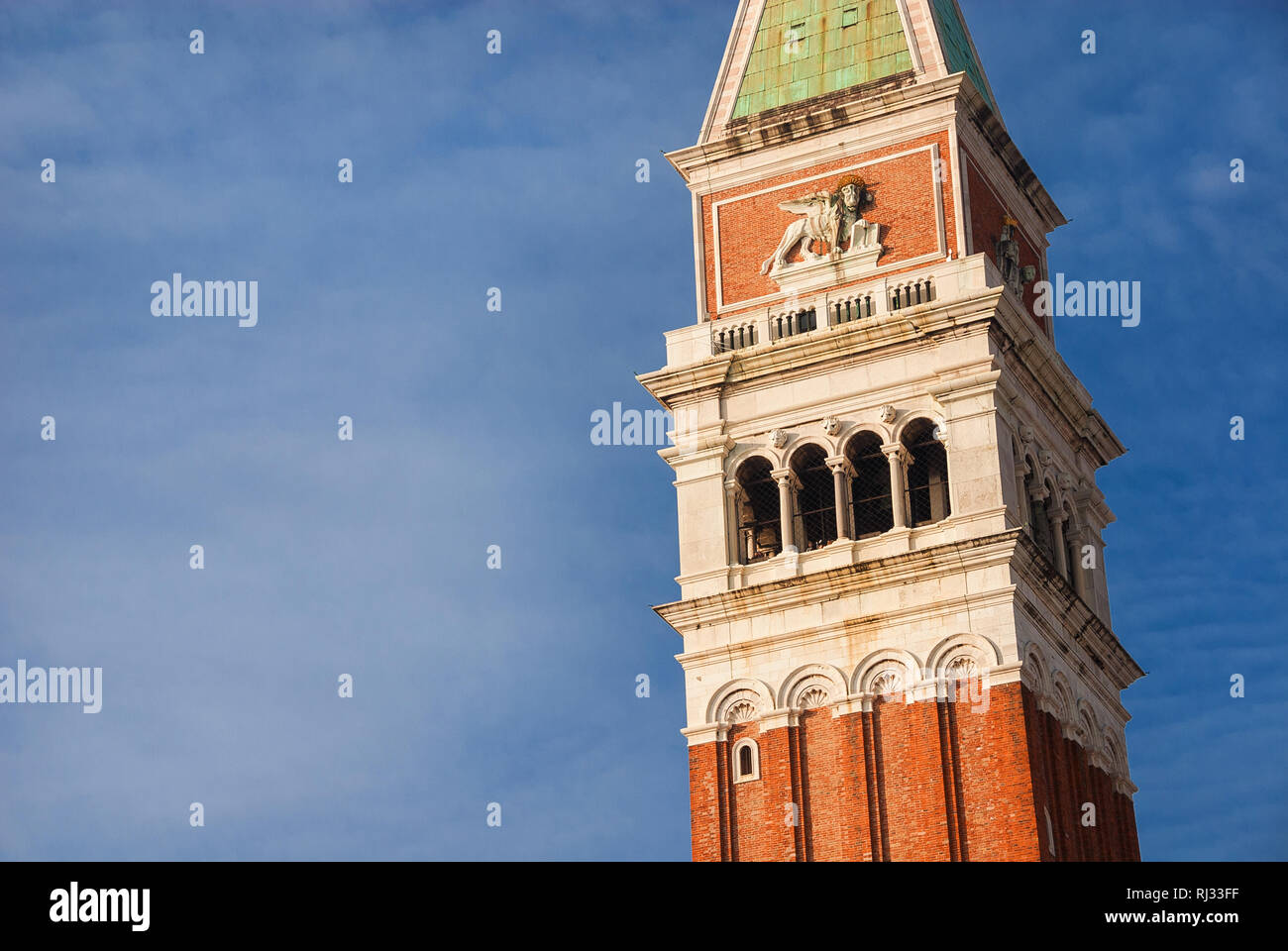 Saint Mark Bell Tower im Zentrum von Venedig (mit Kopie Raum) Stockfoto